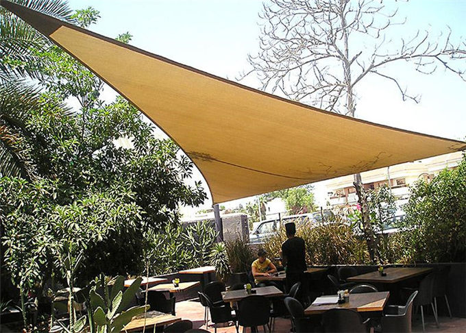 Vela triangolare beige dell'ombra del giardino, copertura UV del patio del parasole di didascalia